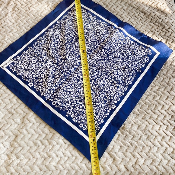 ๐ Vintage Square Blue Floral Scarf - Picture 3 of 3